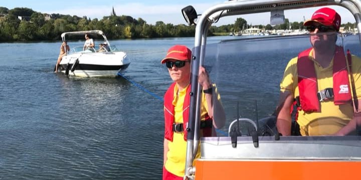Twee Lifeguards achter de stuurconsole, bezig met het slepen van een speedboot.