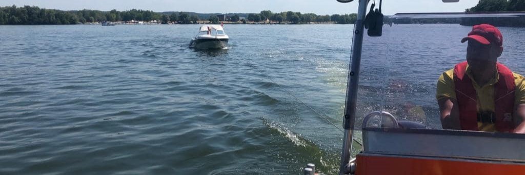 Sleep van een speedboot.