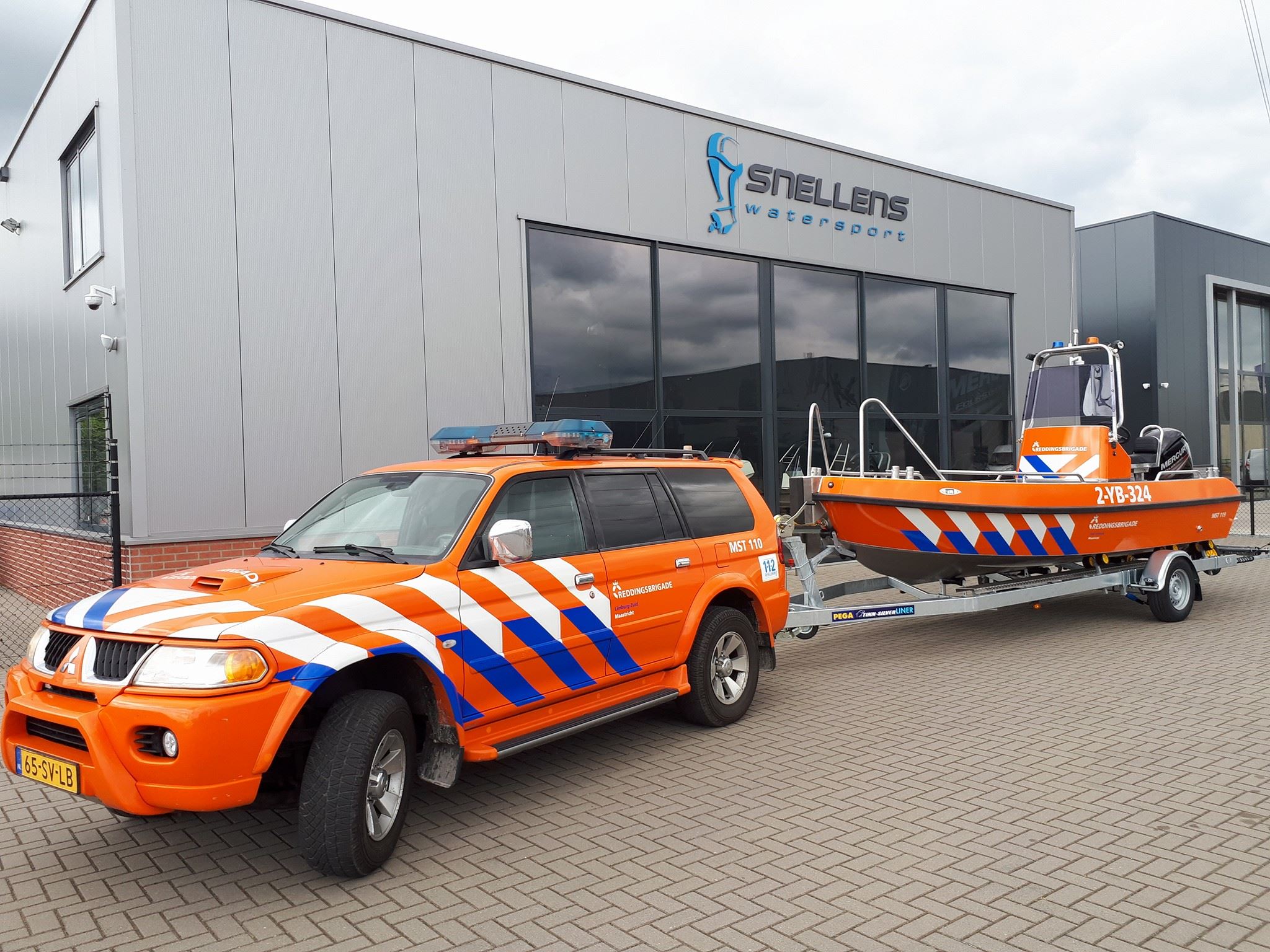 Foto van de 36-8769 op trailer achter de 36-8760 bij Snellens.